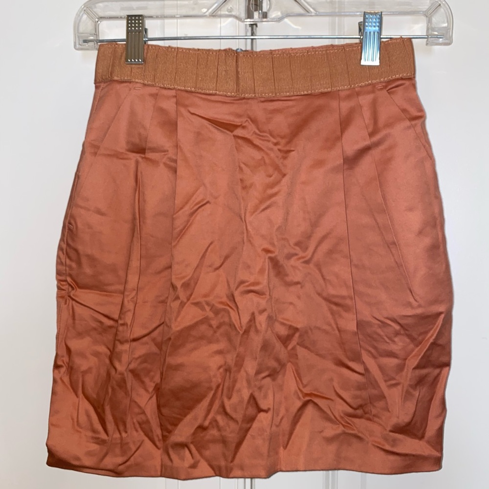 Skirt with accent waist